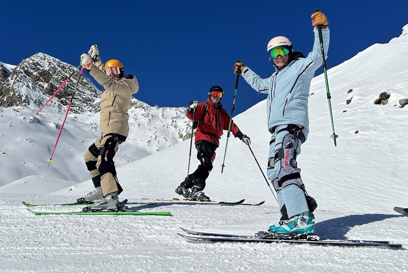 Un skieur et une skieuse souriants sous la tente Ski~Mojo à Avoriaz