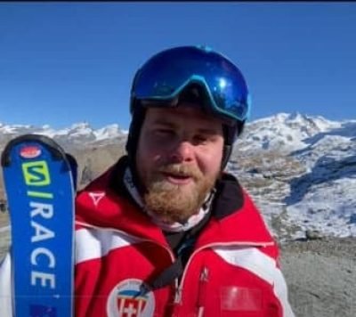 Les moniteurs suisses essayent le Ski-Mojo lors d'un recyclage organisé par SwissSnowPro